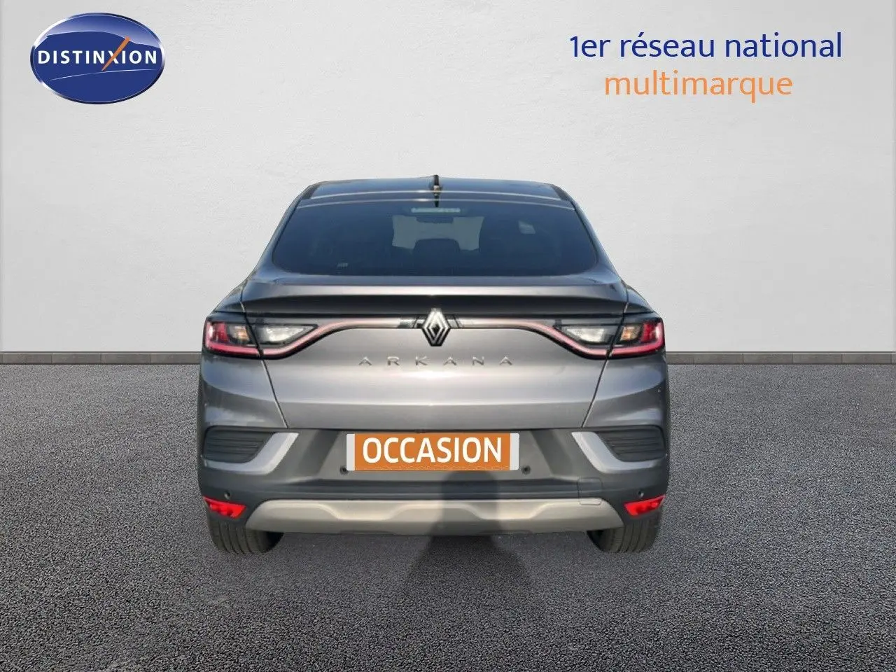 Vue arrière d'une Renault Arkana gris satin métal 2025 avec feux LED et logo central lumineux.