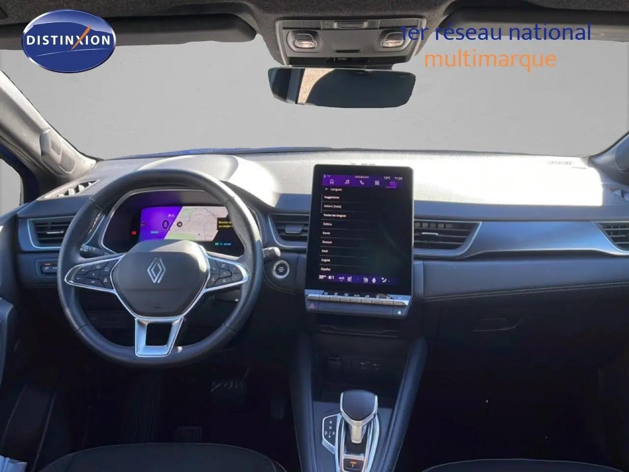 Vue intérieure frontale du tableau de bord et volant noir de la Renault Symbioz 2025 avec écran tactile vertical.