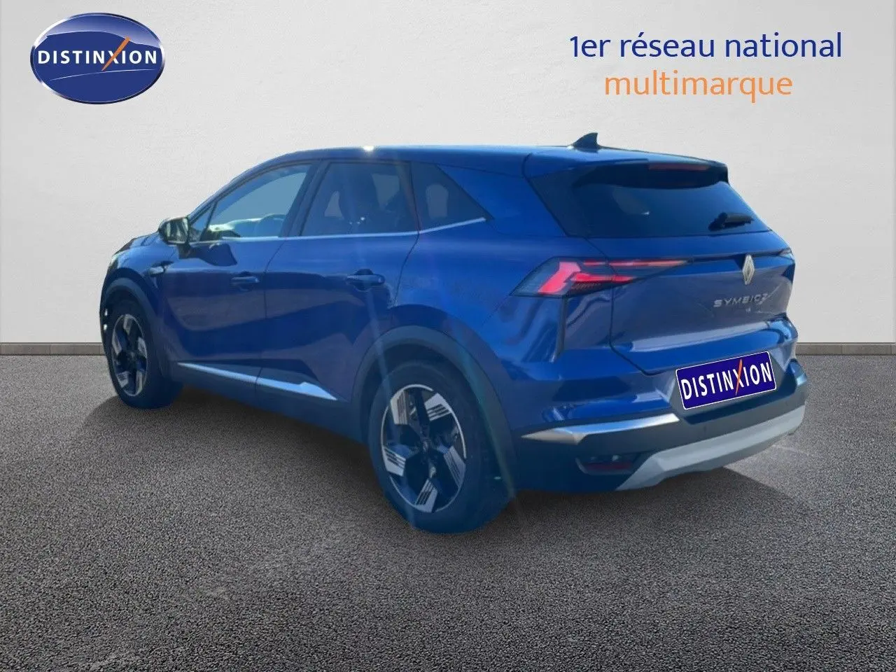 Vue 3/4 arrière droite d’un Renault Symbioz bleu iron metal, soulignant ses feux LED et ses jantes stylisées.