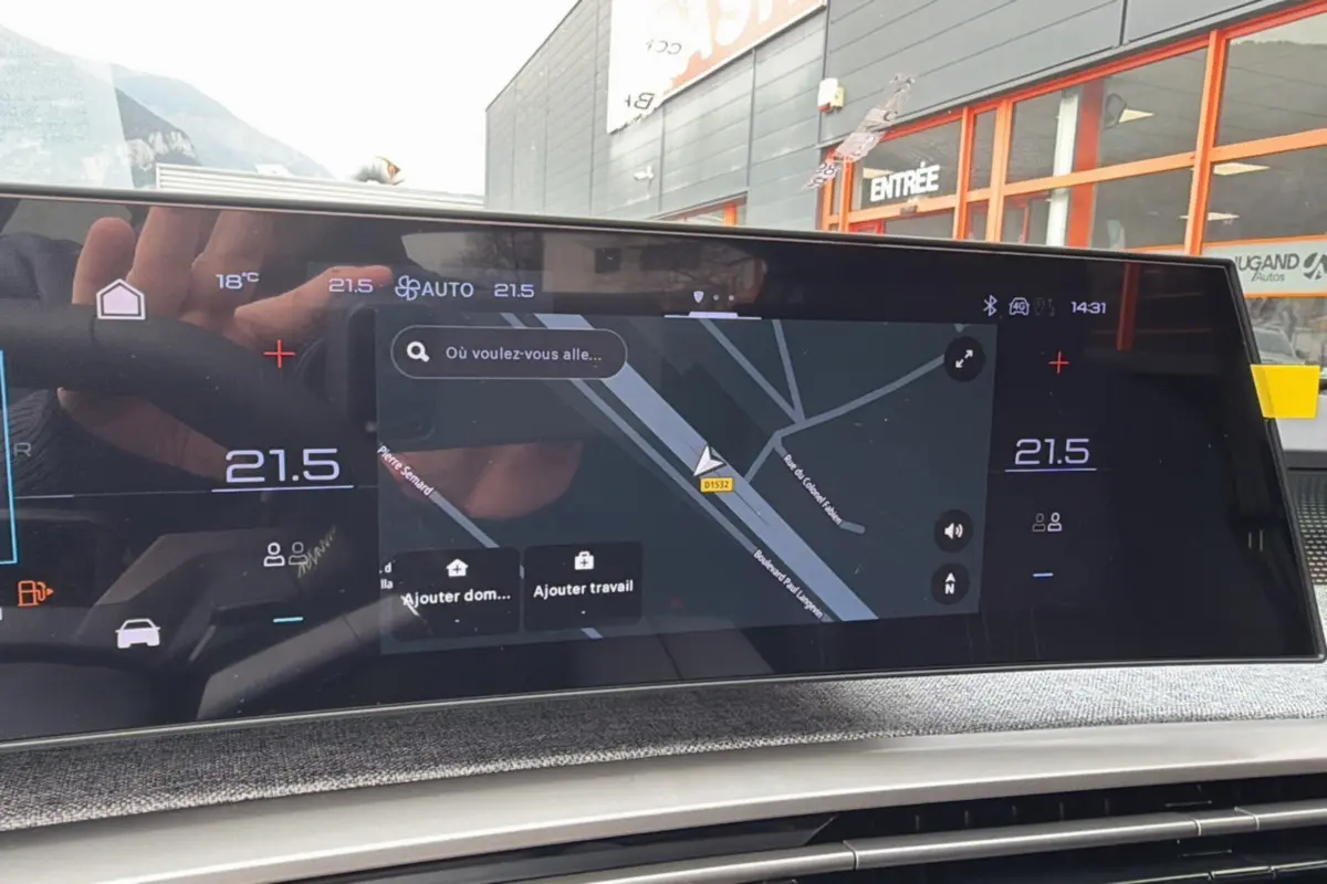 Écran tactile central du Peugeot 3008 Hybrid 145 GT Alcantara affichant la navigation GPS en extérieur.
