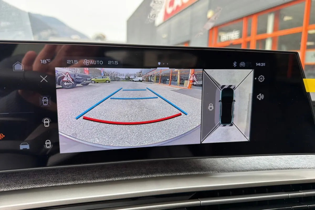 Affichage caméra de recul et vue 360° du Peugeot 3008 Hybrid gris titane avec toit noir, écran intérieur moderne.