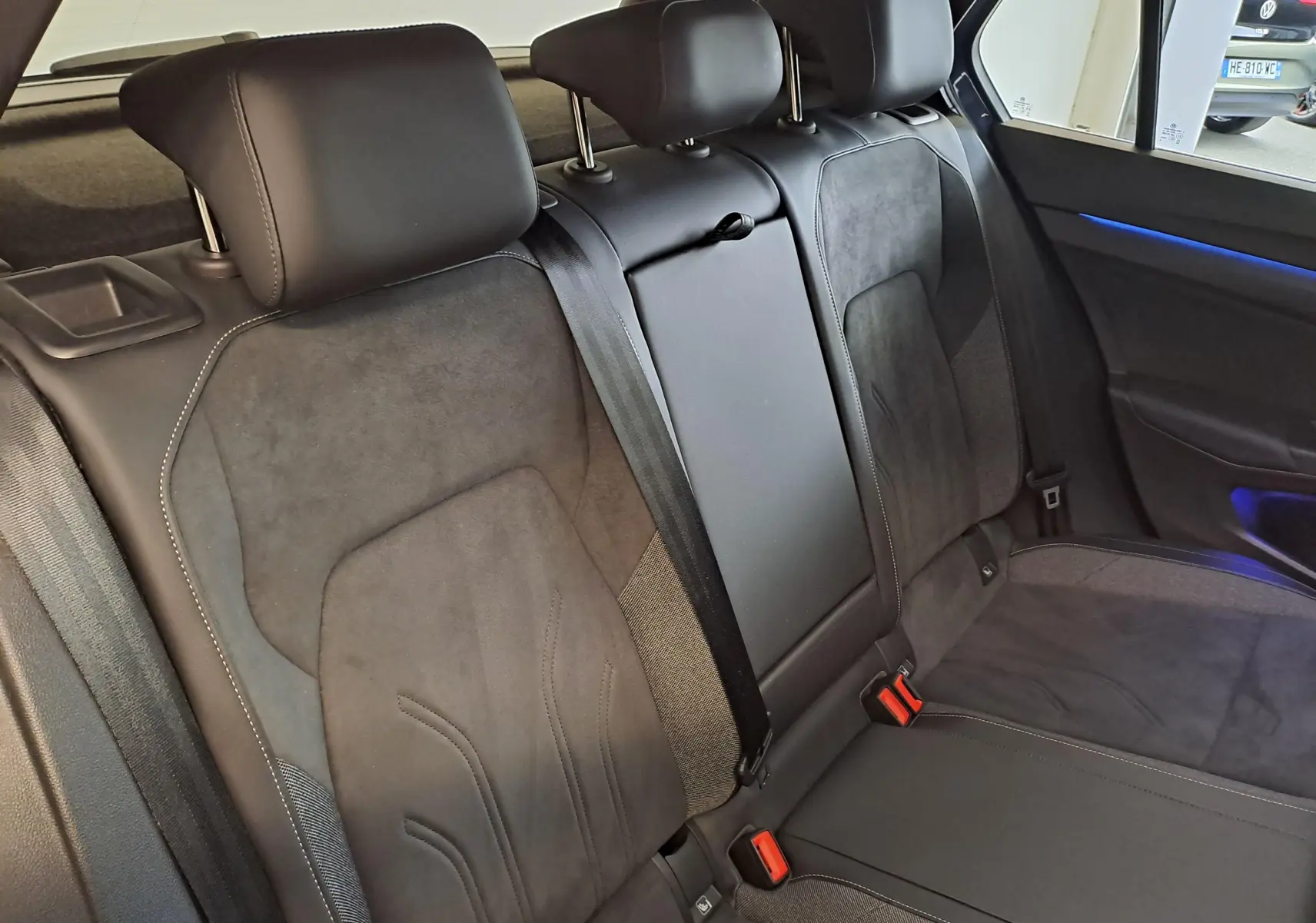 Vue intérieure des sièges arrière en tissu et cuir noir de la Volkswagen Golf 1.5 eTSI 150 DSG7 Edition 50 2024.