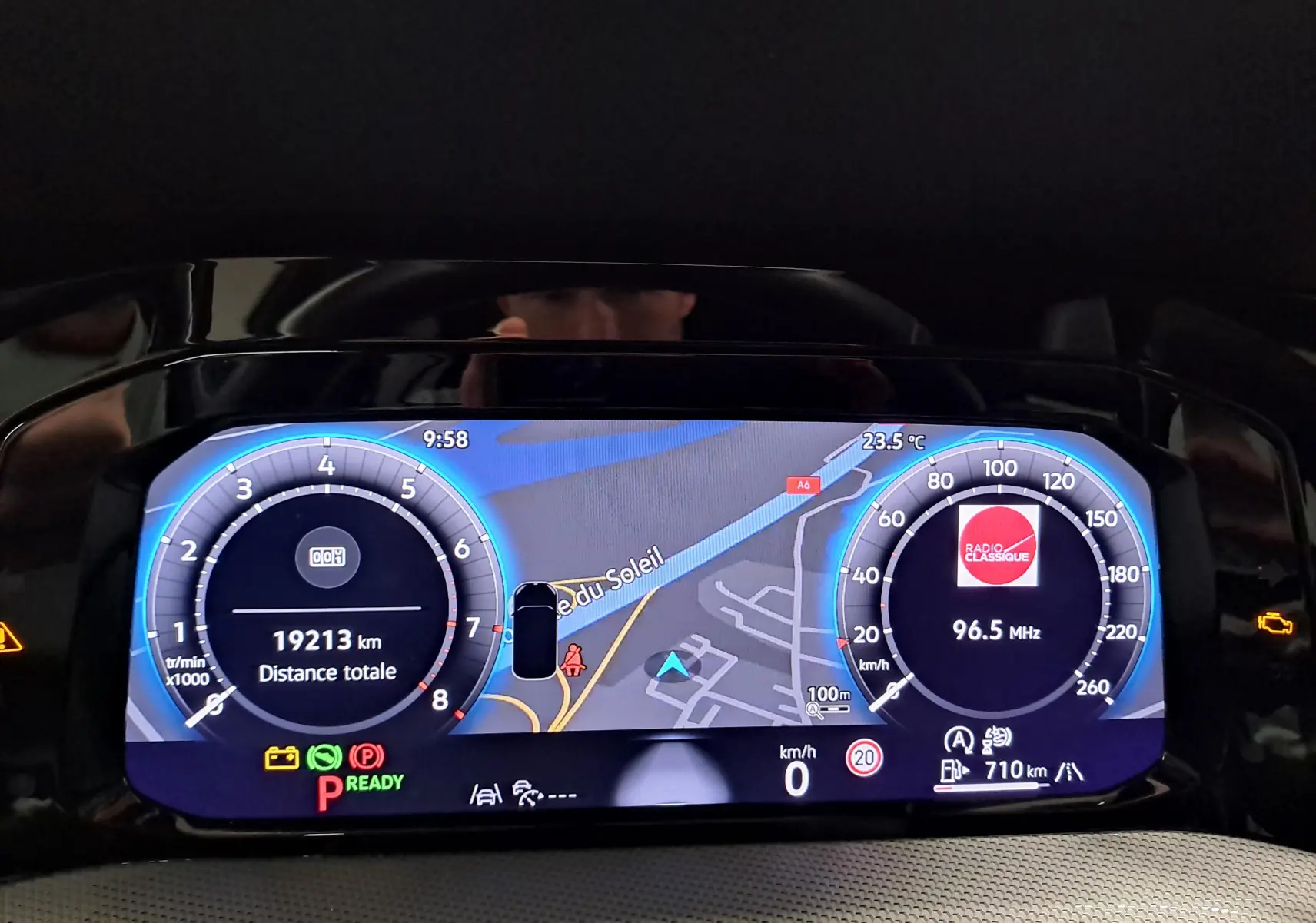 Tableau de bord numérique de Volkswagen Golf Bleu Anémone 2024 affichant la navigation et compteurs à 9h58.
