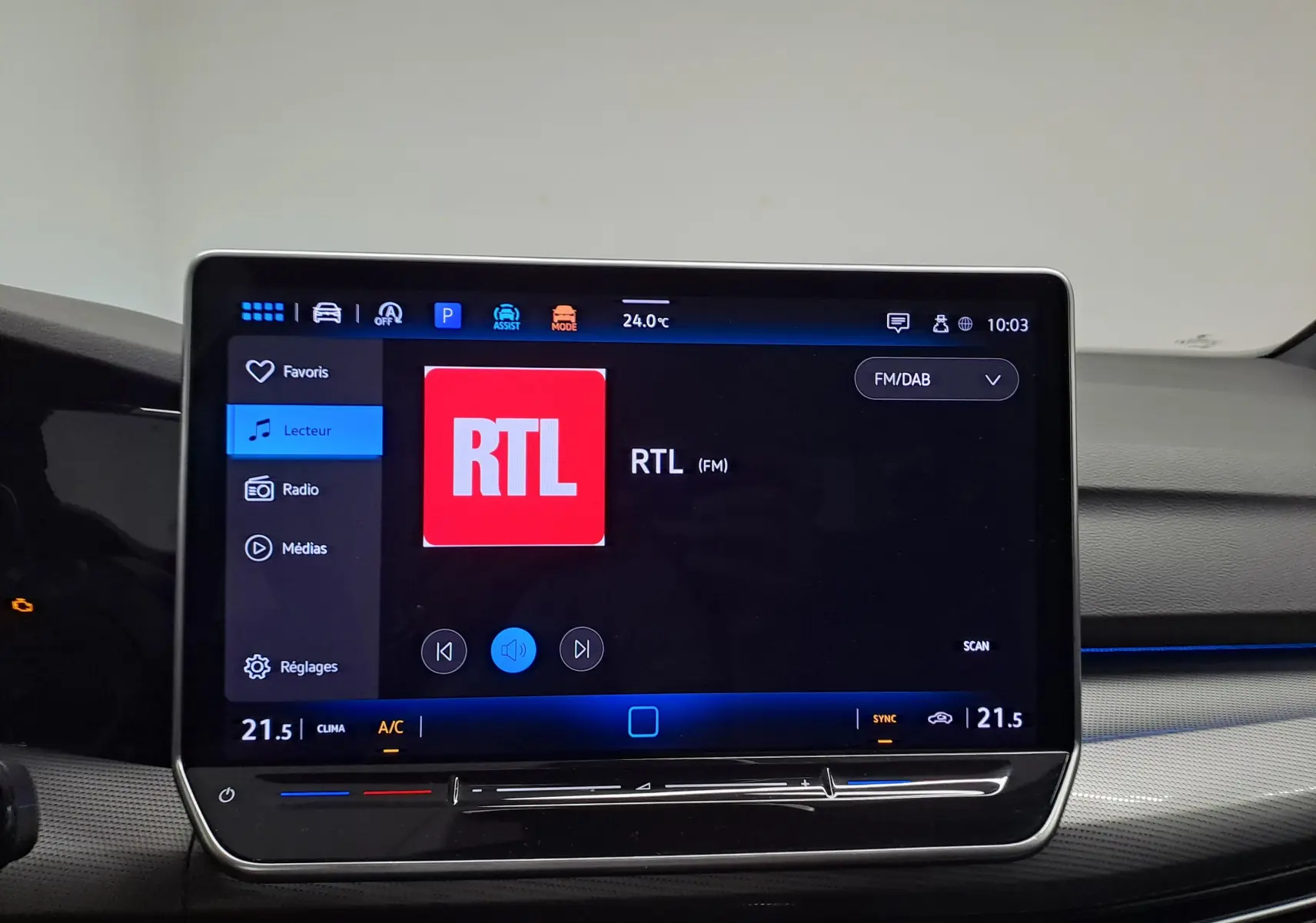 Écran tactile central de la Volkswagen Golf 2024 affichant la radio RTL avec interface moderne et ambiance intérieure sobre.