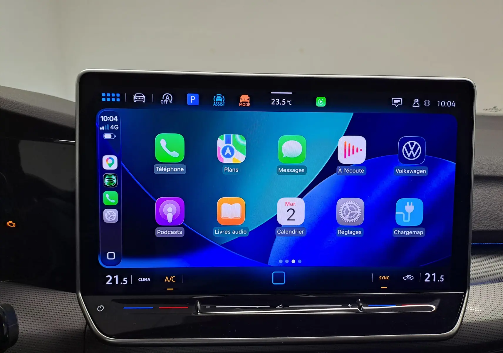 Écran tactile central de la Volkswagen Golf 2024 affichant les applications connectées, avec interface moderne et commandes climatiques.