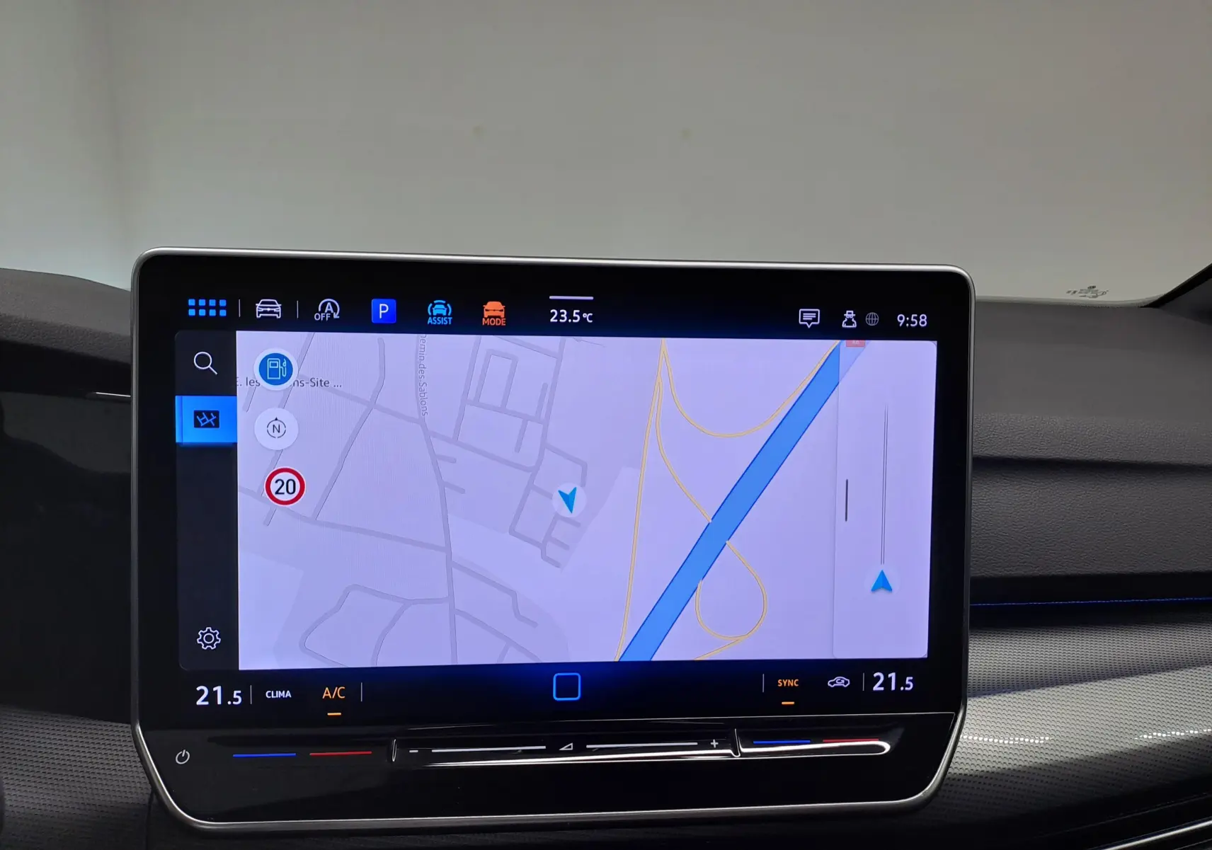 Écran tactile central de la Volkswagen Golf Bleu Anémone 2024 affichant la navigation et la climatisation.