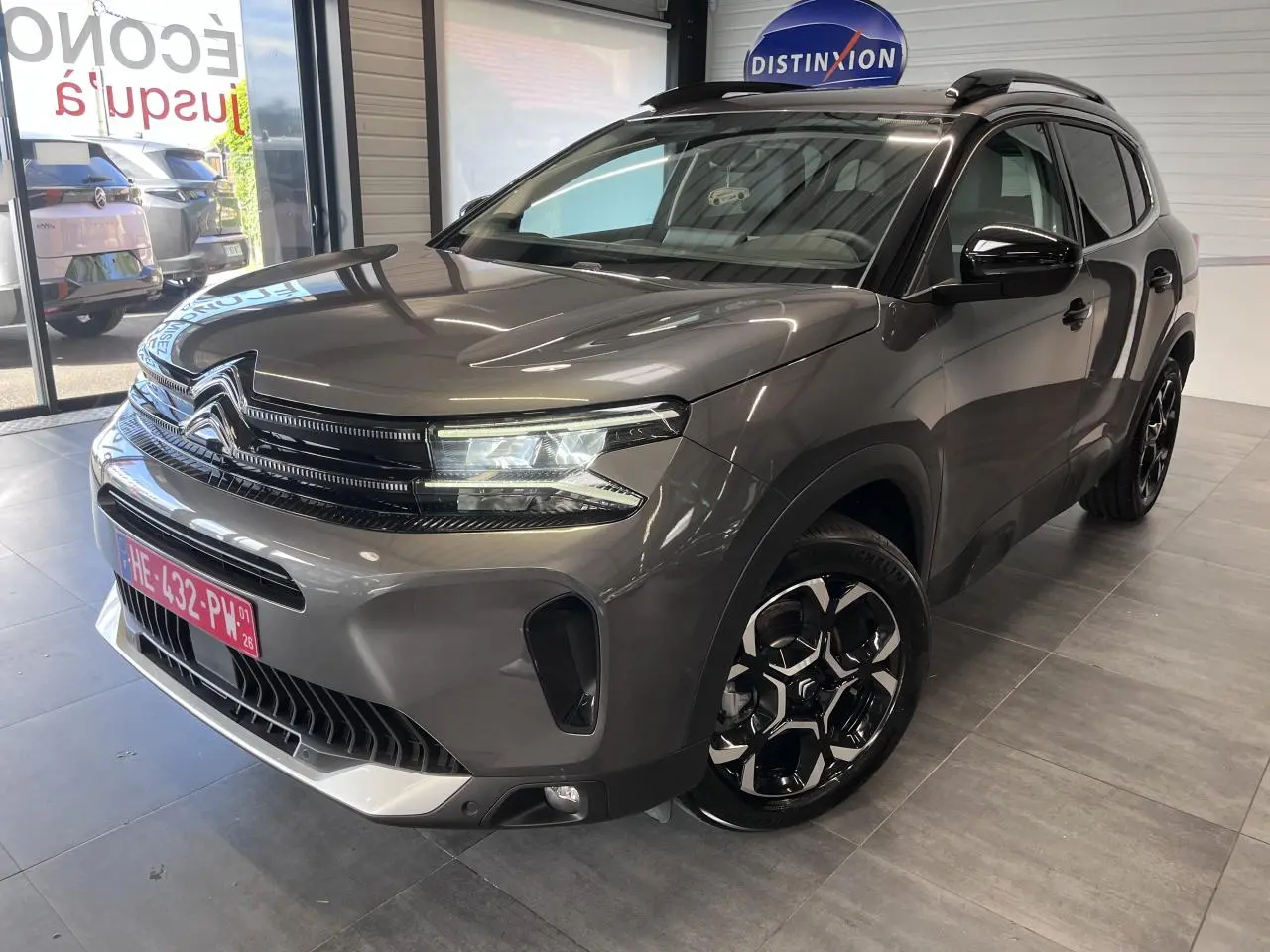Citroën C5 Aircross gris platinium en 3/4 avant droit, avec jantes alliage bi-ton et calandre noir brillant.