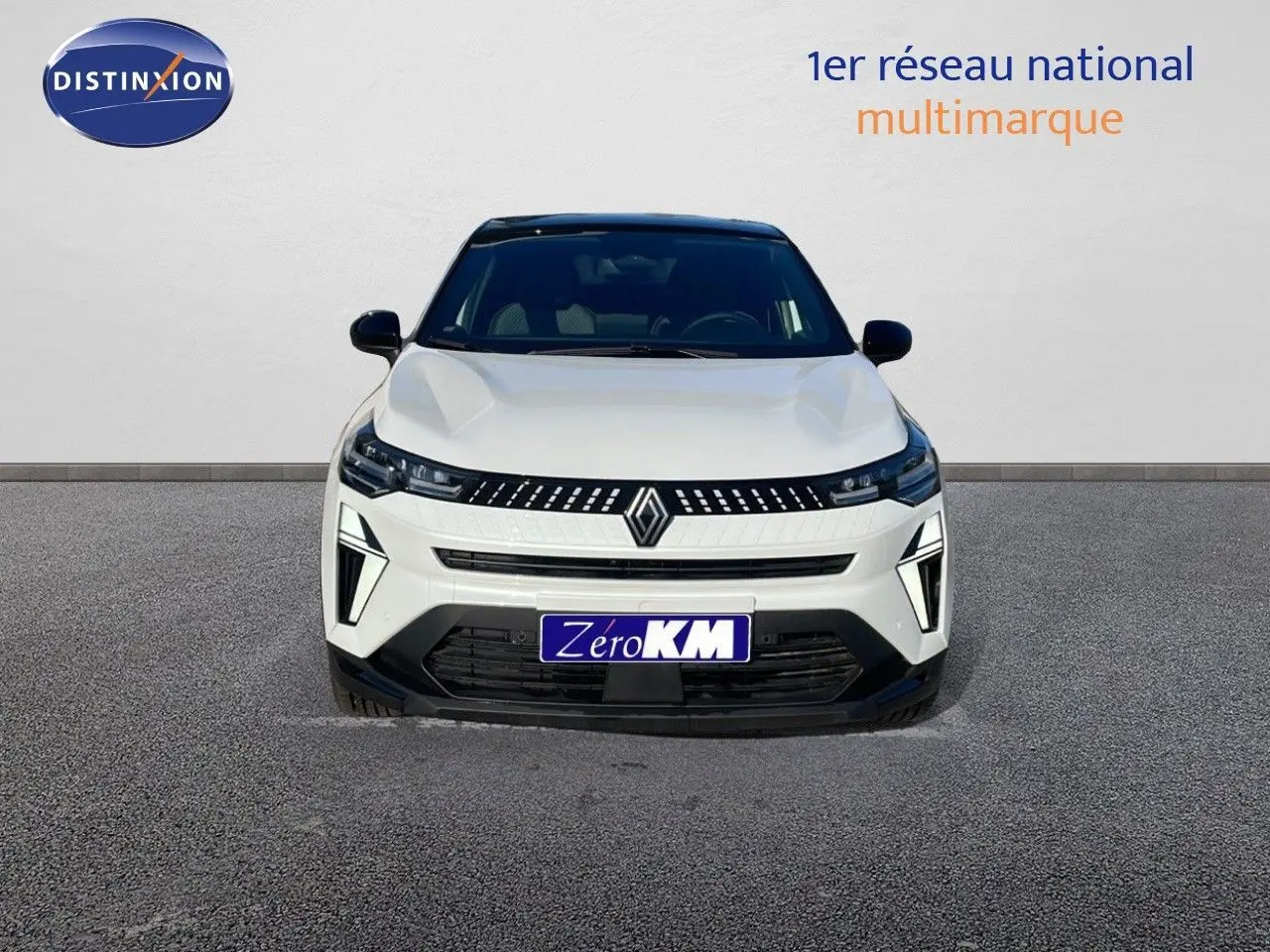 Vue frontale d'un Renault Captur blanc nacré avec toit noir, mettant en valeur sa calandre moderne et ses phares LED.