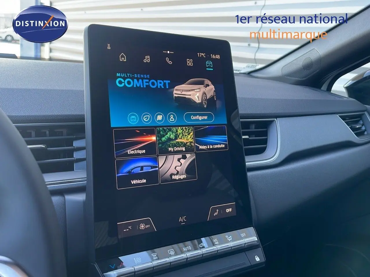 Écran tactile central du Renault Captur E-Tech hybride 2025, affichant le mode de conduite Confort dans un intérieur gris.