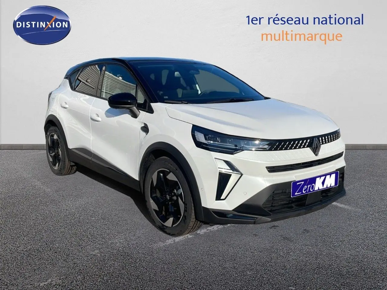 Renault Captur E-Tech hybride blanc nacré avec toit noir, vue 3/4 avant mettant en valeur ses phares LED et jantes noires.