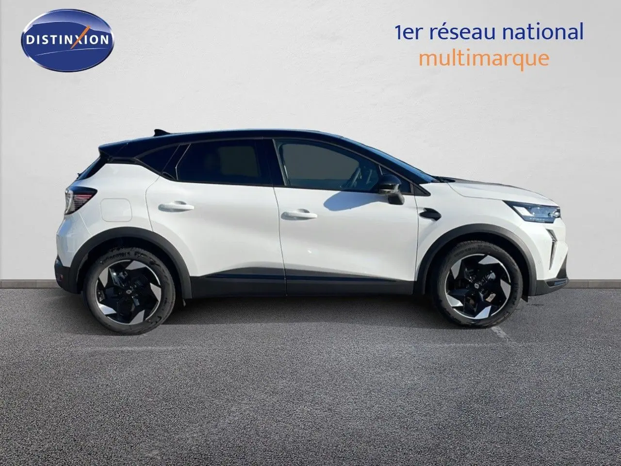 Profil droit d'un Renault Captur 2025 blanc nacré avec toit noir, roues noires et détails modernes visibles.
