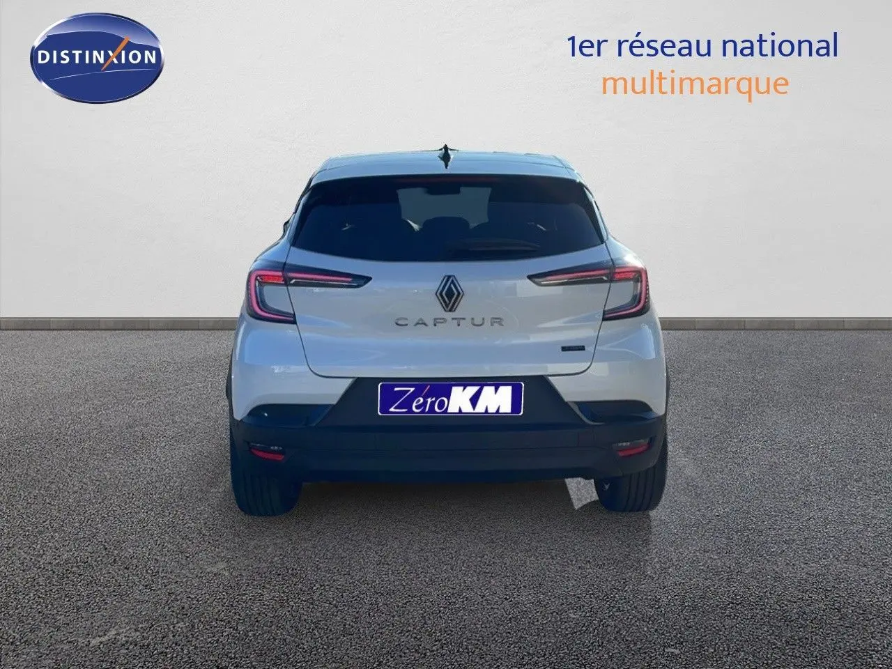 Vue arrière d'un Renault Captur blanc nacré à toit noir, soulignant ses feux LED et son design moderne.