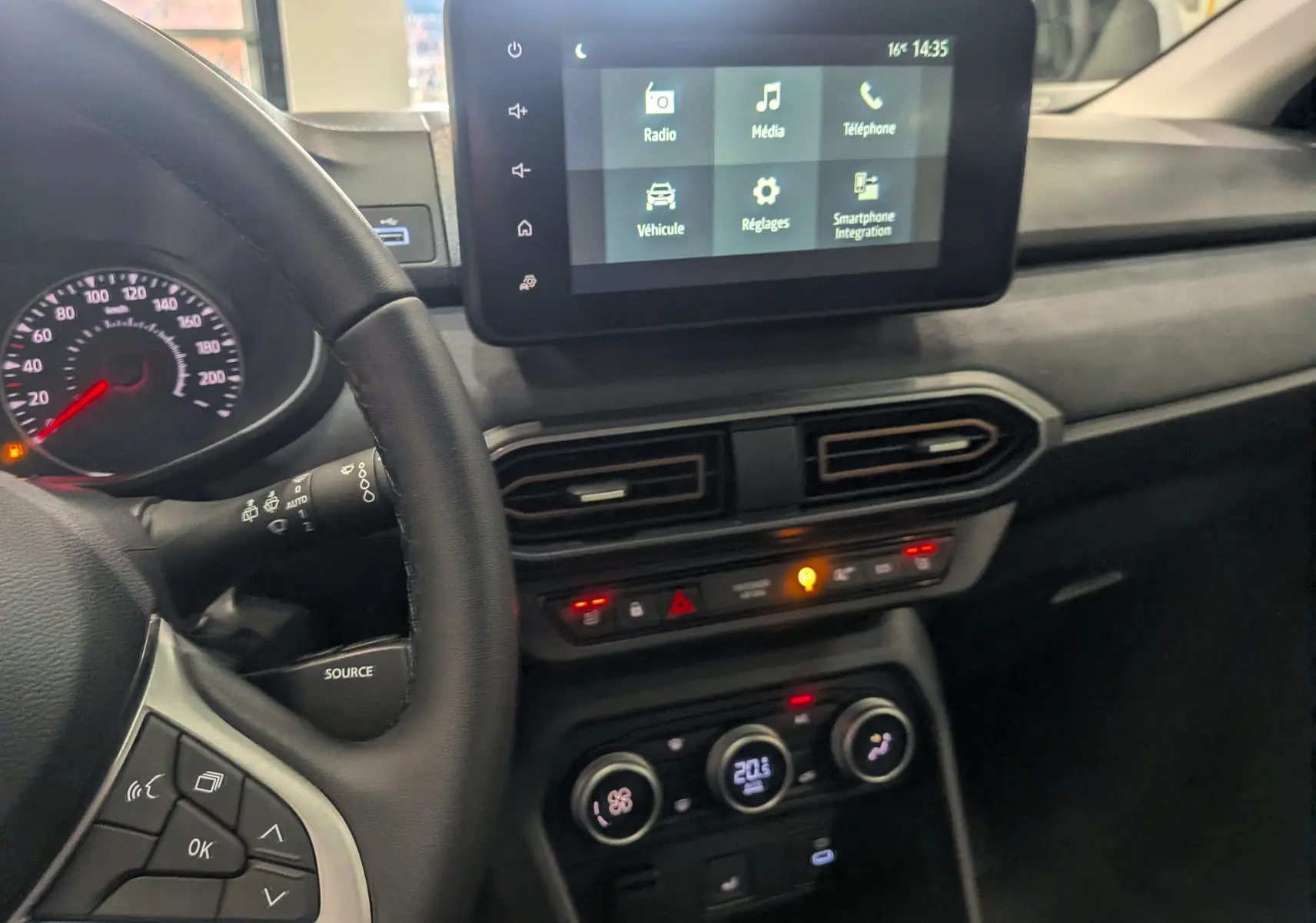 Intérieur du Dacia Sandero Stepway TCe 110 gris, vue sur le volant, tableau de bord et écran tactile central.