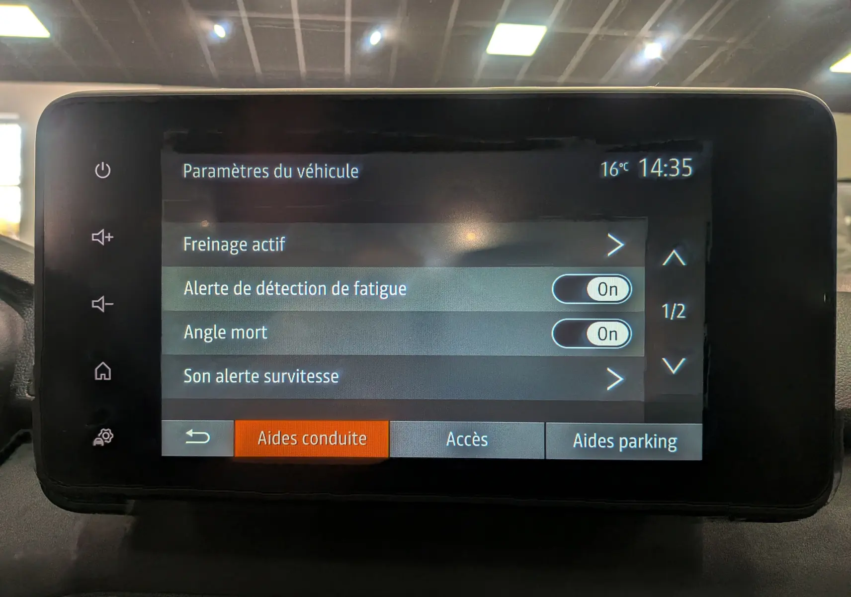 Écran tactile intérieur du tableau de bord de la Dacia Sandero Stepway 2025 affichant les aides à la conduite activées.