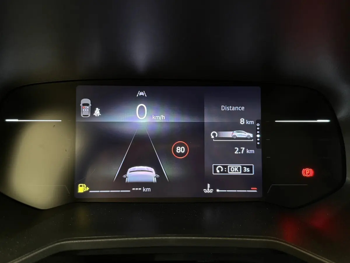 Affichage numérique du combiné d'instruments de la Renault Clio Evolution Blue dCi 100, montrant la vitesse et alertes.