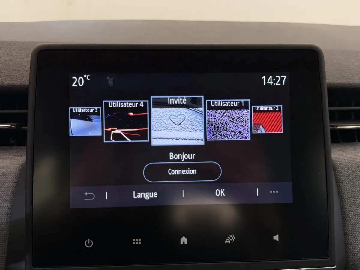 Écran tactile central de la Renault Clio noir 2025 affichant les profils utilisateurs et options de connexion.