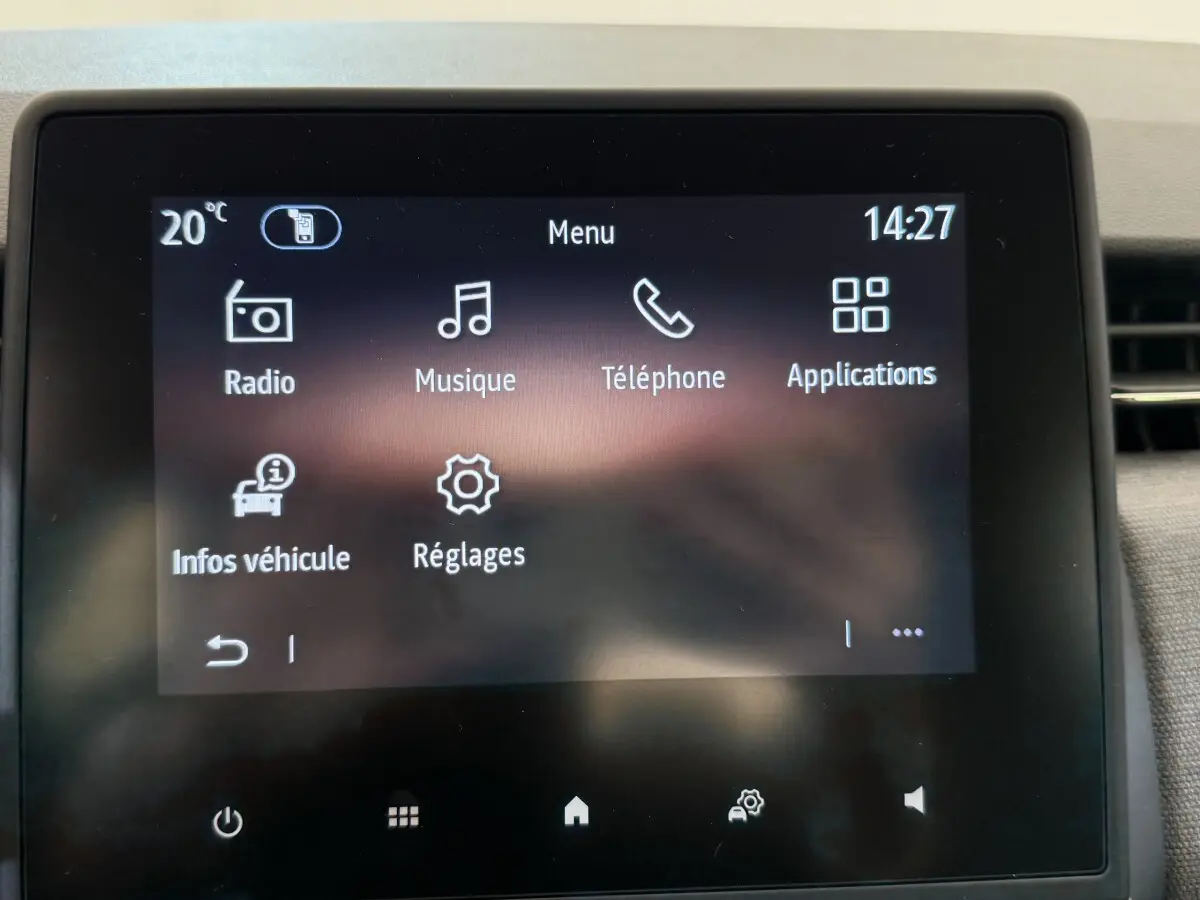 Écran tactile central de la Renault Clio noir affichant le menu principal avec options radio, musique et téléphone.