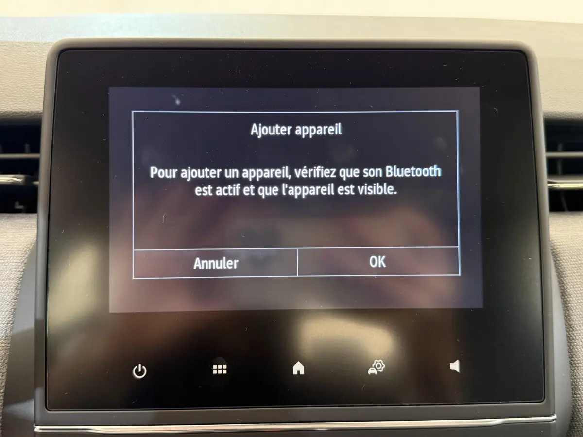 Écran tactile central de la Renault Clio noir 2025 affichant une demande d'ajout d'appareil Bluetooth.