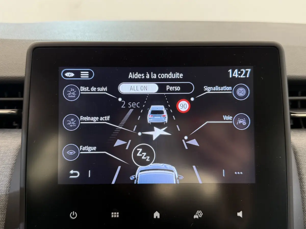 Écran tactile central de la Renault Clio noir 2025 affichant les aides à la conduite en mode personnalisé.