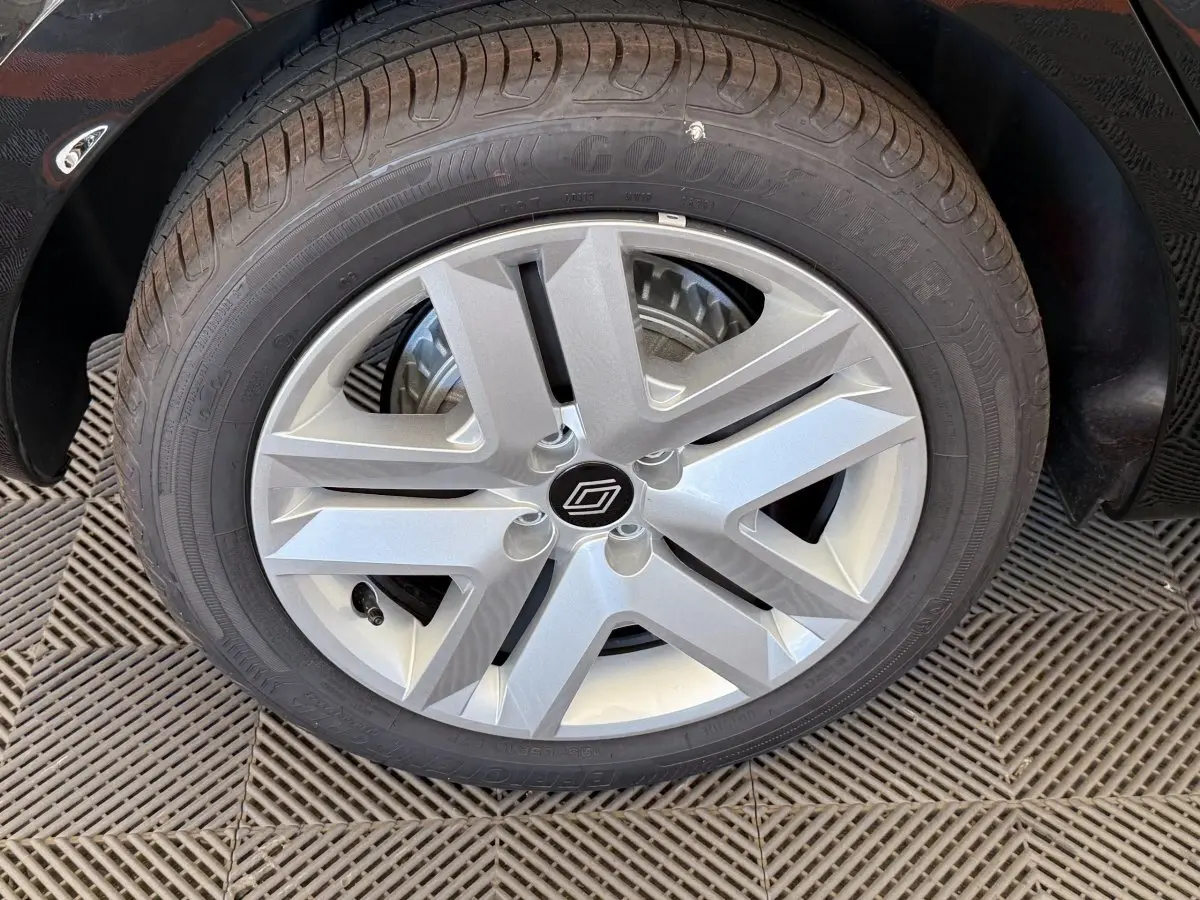 Gros plan sur la roue avant gauche de la Renault Clio noire 2025 avec jante alliage et pneu Goodyear.
