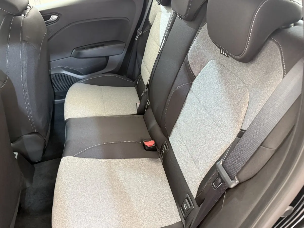Vue côté droit des sièges arrière bicolores gris et noir de la Renault Clio Evolution Blue dCi 100 de 2025.