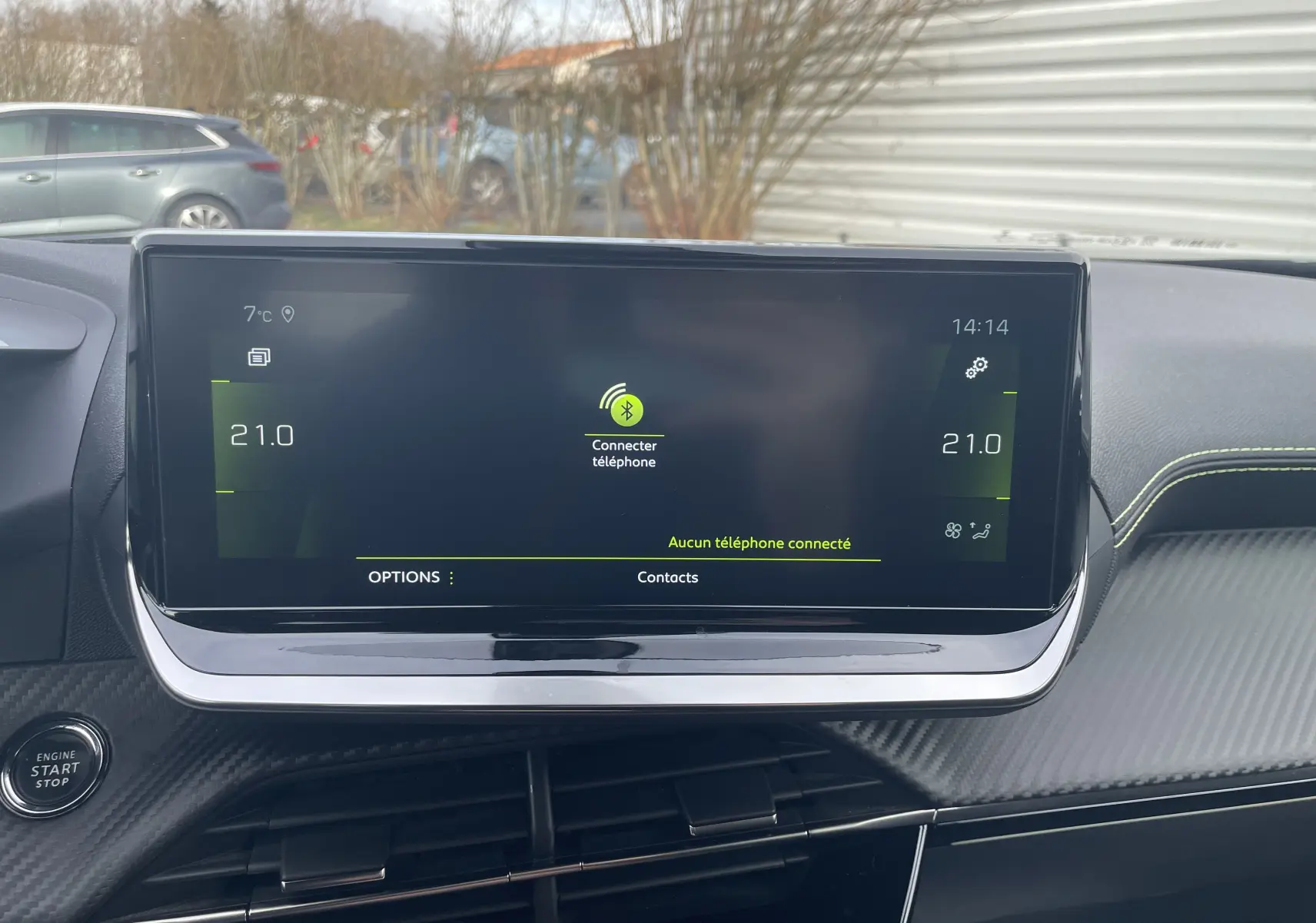 Écran tactile central du tableau de bord du Peugeot 2008 gris Artense, affichant la connexion Bluetooth et la température à 21°C.