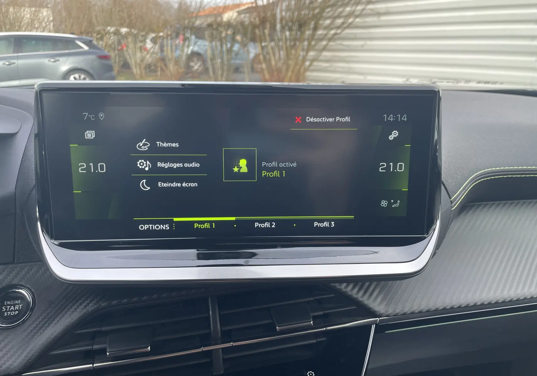 Écran tactile central du Peugeot 2008 gris Artense, vue intérieure frontale avec affichage des réglages de profil conducteur.