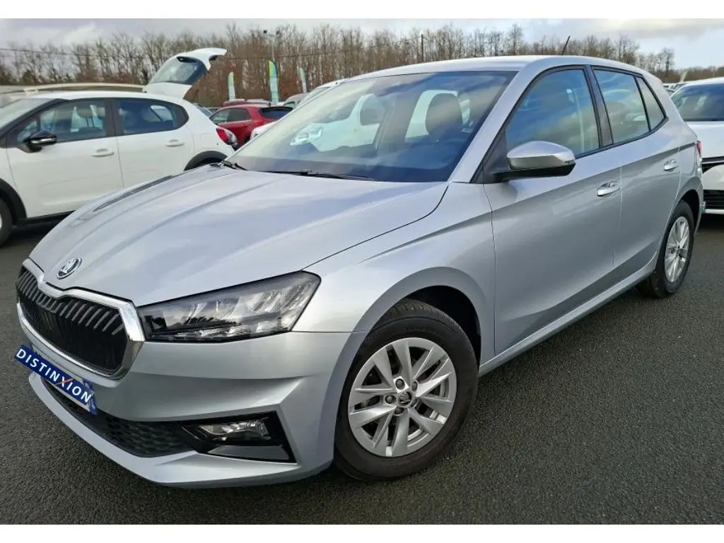 SKODA Fabia Ambition gris argent vue 3/4 avant droit en intérieur avec calandre noire distinctive.