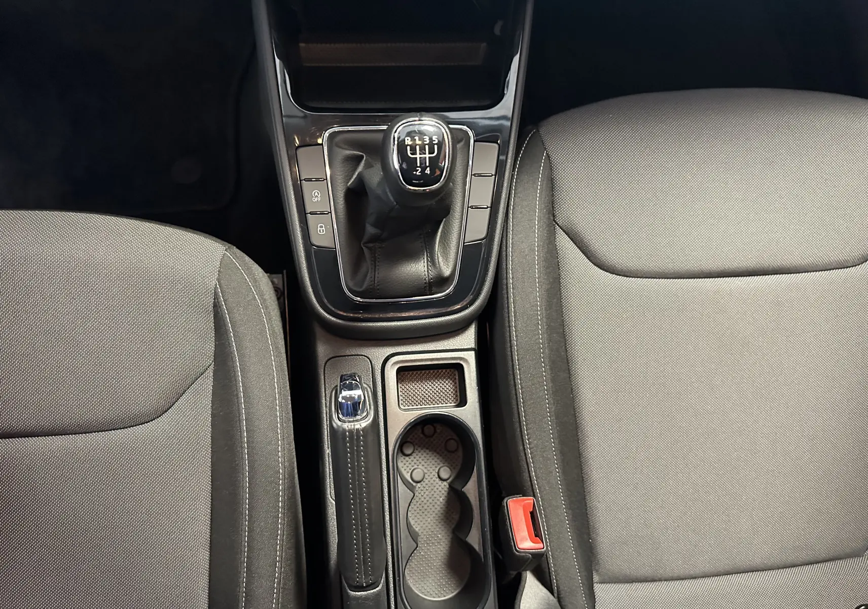 Vue plongeante sur la console centrale de la Skoda Fabia Ambition 2023 gris argent avec boîte manuelle et sièges tissu gris.