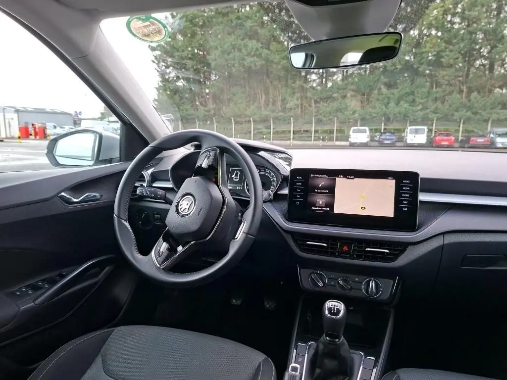 Gros plan sur la roue avant gauche d'une Skoda Fabia Ambition 2023 gris argent avec jante alliage et pneu Kumho.