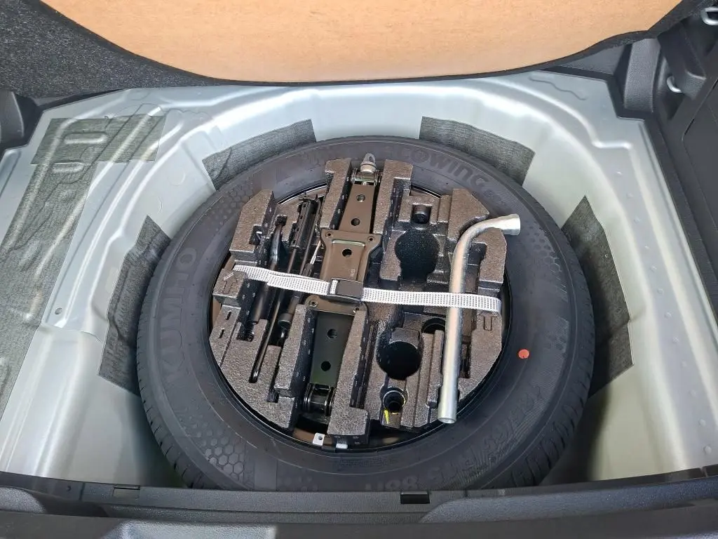 Gros plan sur les commandes de lève-vitres et réglage des rétroviseurs côté conducteur de la Skoda Fabia 2023 gris argent.