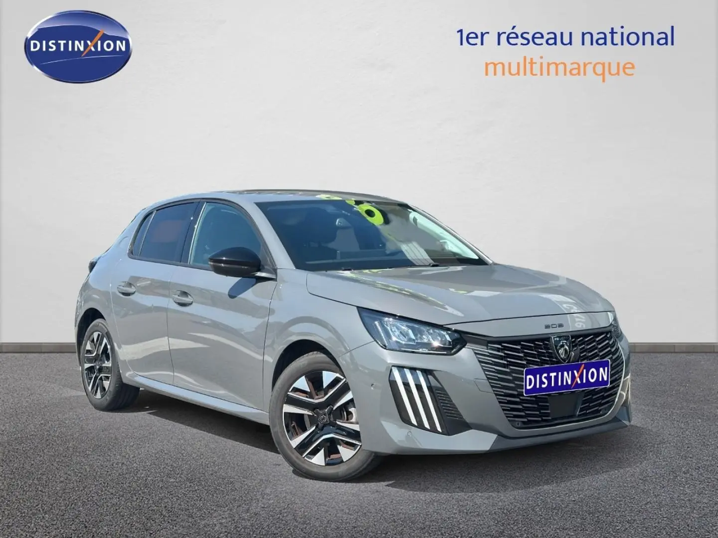 Peugeot 208 gris Selenium vue 3/4 avant droit, avec calandre noire et jantes alliage distinctives.