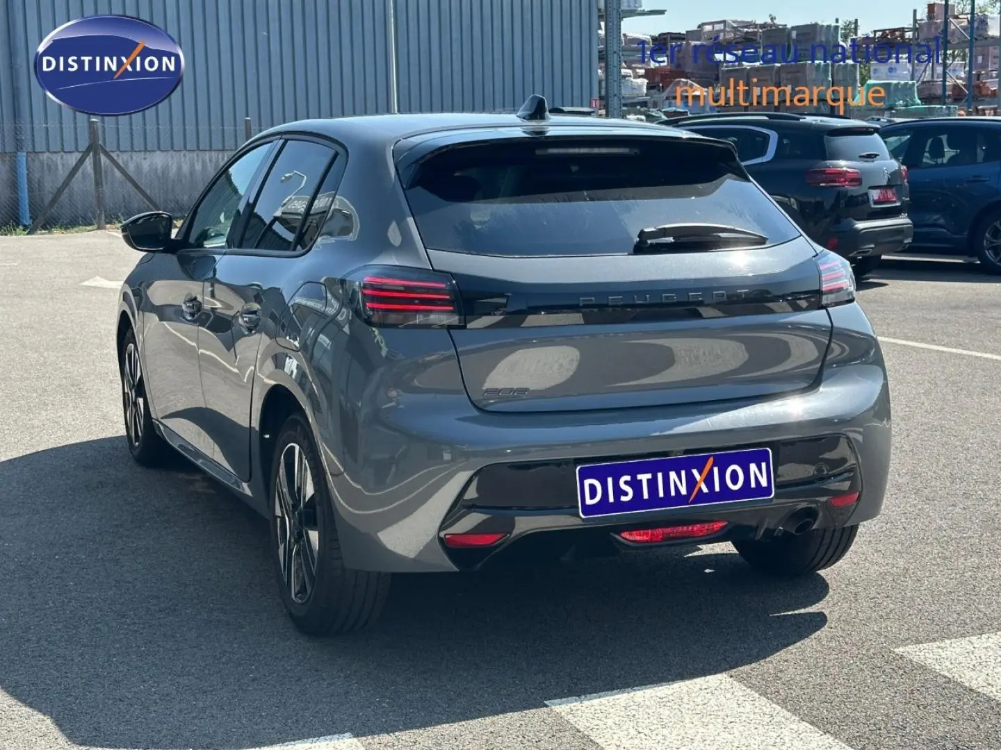 Peugeot 208 gris Selenium vue 3/4 arrière droit, feux arrière LED et jantes alliage visibles.