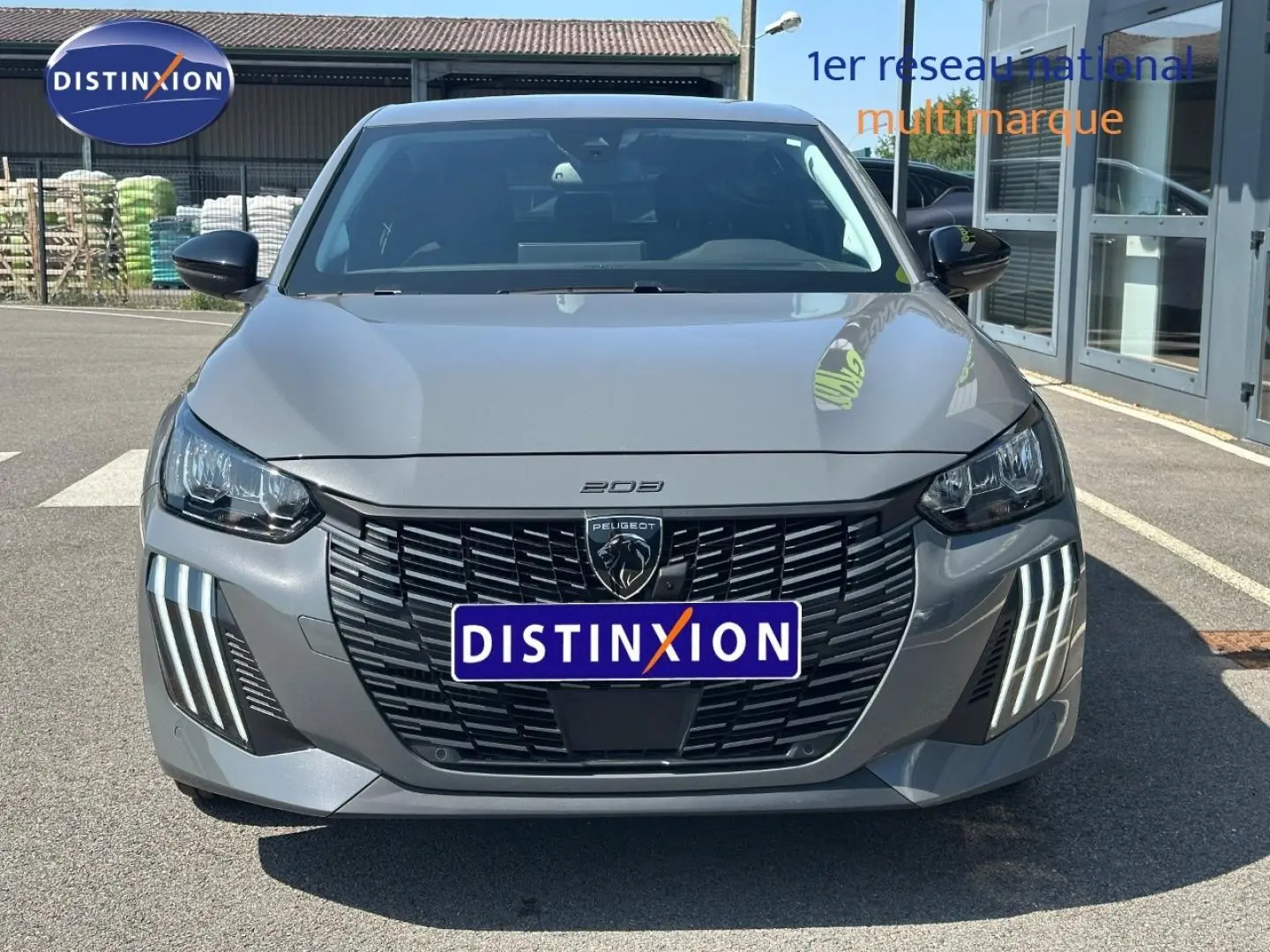 Vue avant d'une Peugeot 208 2025 gris Selenium avec calandre noire et feux LED verticaux distinctifs.