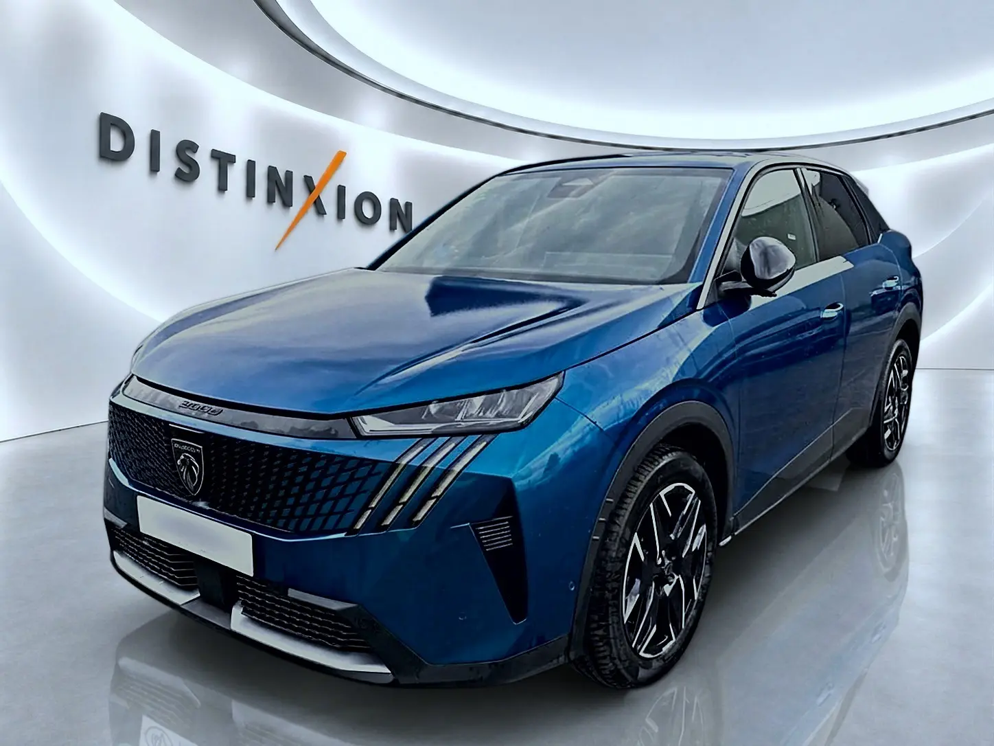 Peugeot 3008 bleu en 3/4 avant droit, avec calandre noire et jantes alliage distinctives.