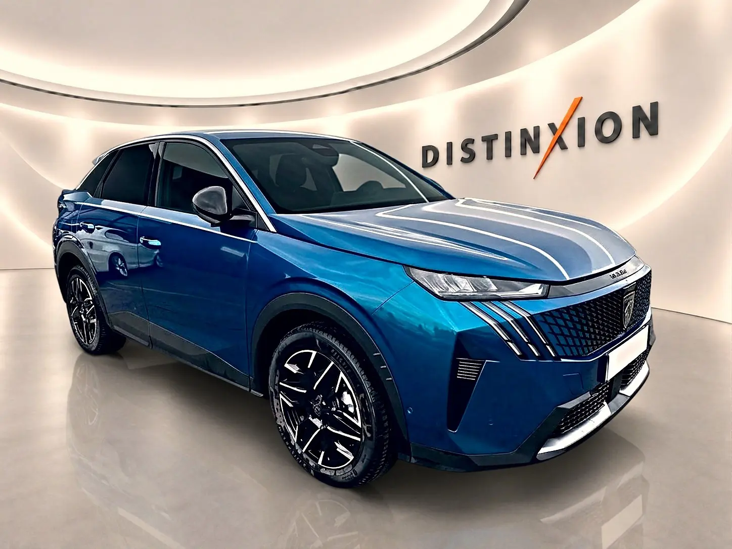 Peugeot 3008 bleu en 3/4 avant droit, avec calandre noire et jantes alliage distinctives, sur fond clair intérieur showroom.