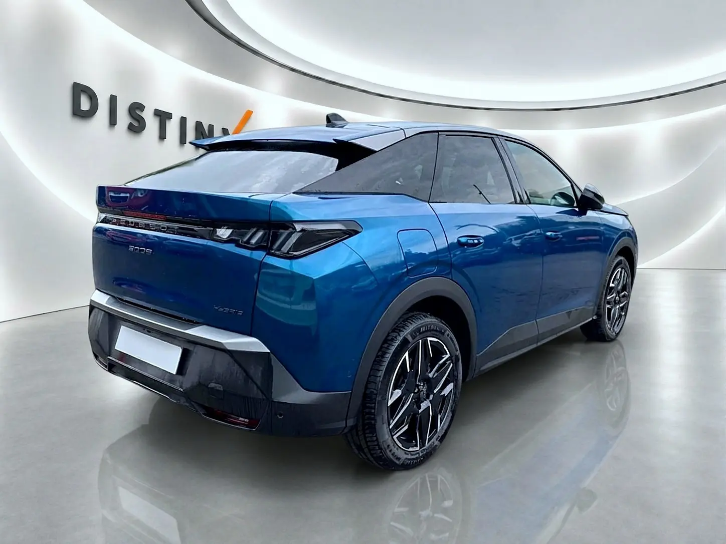 Peugeot 3008 bleu 3/4 arrière droit, avec jantes alu noires et toit noir contrasté dans un showroom lumineux.
