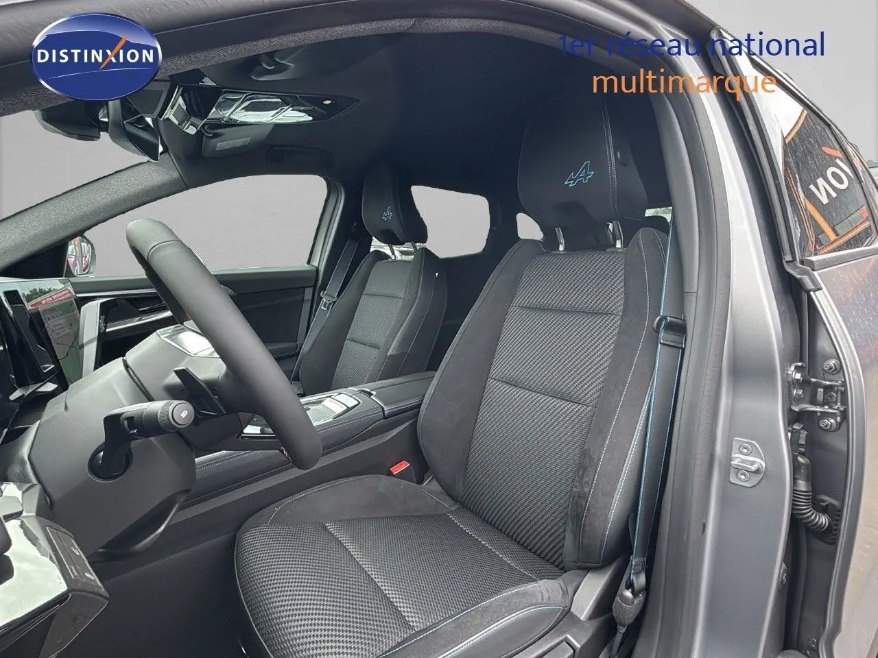 Vue intérieure côté conducteur du Renault Austral gris schiste satin mat, sièges en cuir avec logo Alpine brodé.