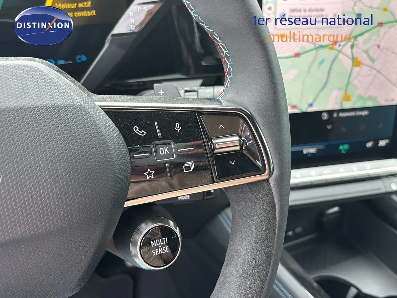 Gros plan sur le volant du Renault Austral gris schiste satin mat avec commandes intégrées et bouton Multi Sense visible.