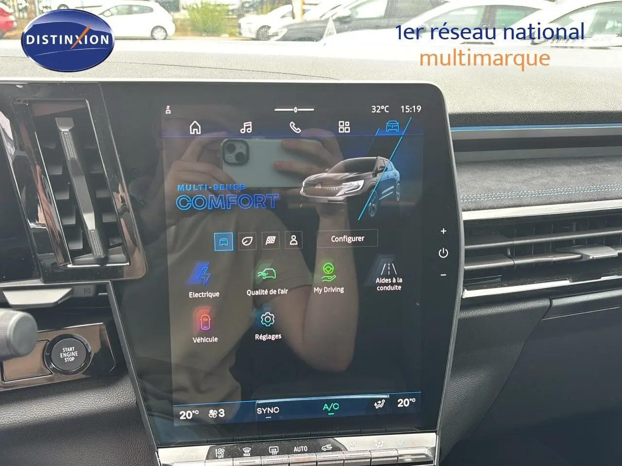 Écran tactile central du tableau de bord du Renault Austral 2024 affichant les réglages de conduite en mode confort.