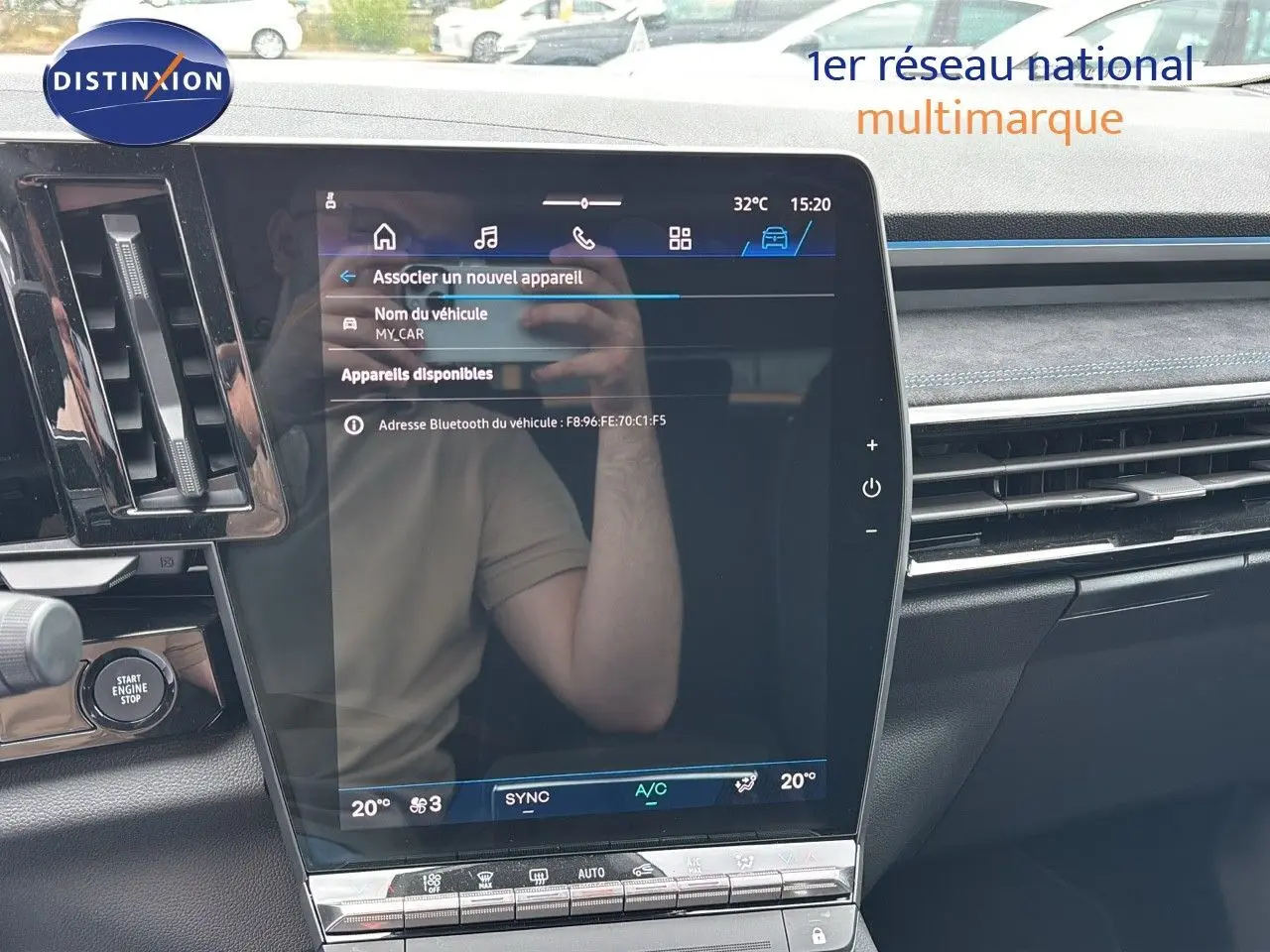 Écran tactile central du tableau de bord du Renault Austral gris schiste satin mat, avec commandes climatisation visibles.