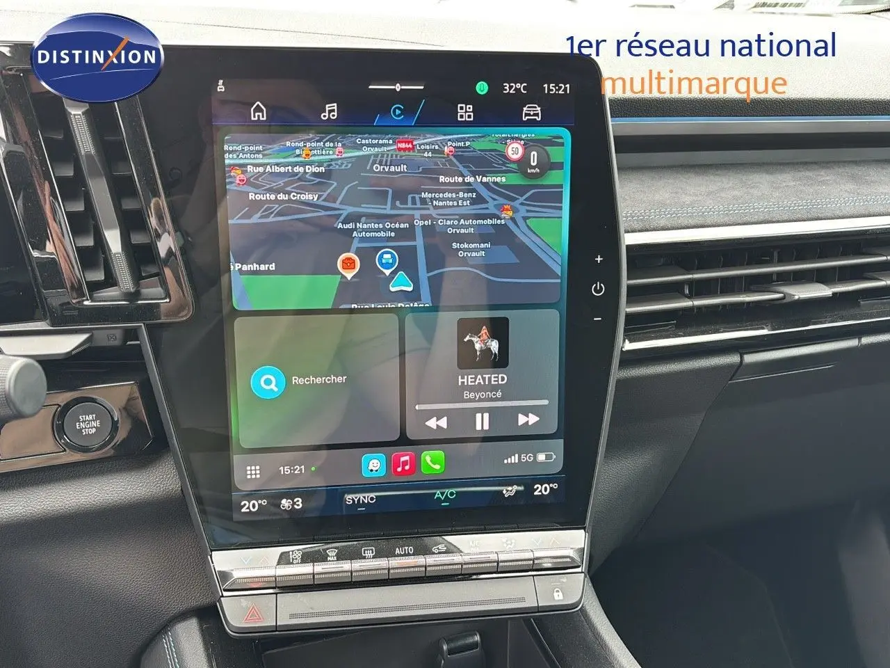 Tableau de bord du Renault Austral 2024 avec écran tactile vertical affichant navigation et musique, finition intérieure noire.
