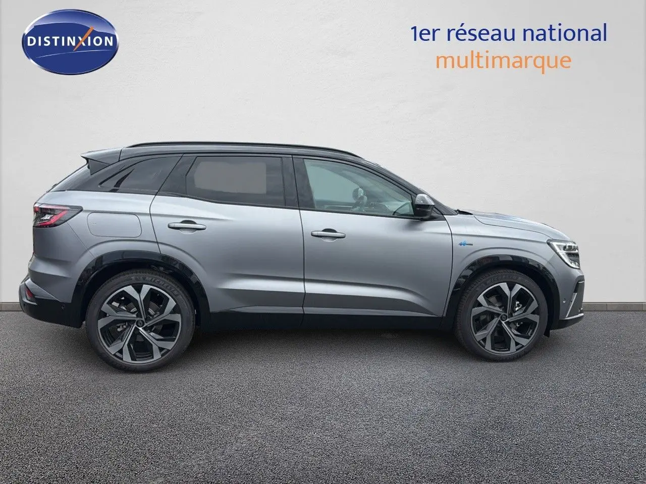 Profil côté gauche du Renault Austral 2024 gris schiste satin mat avec jantes alliage et toit noir contrasté.