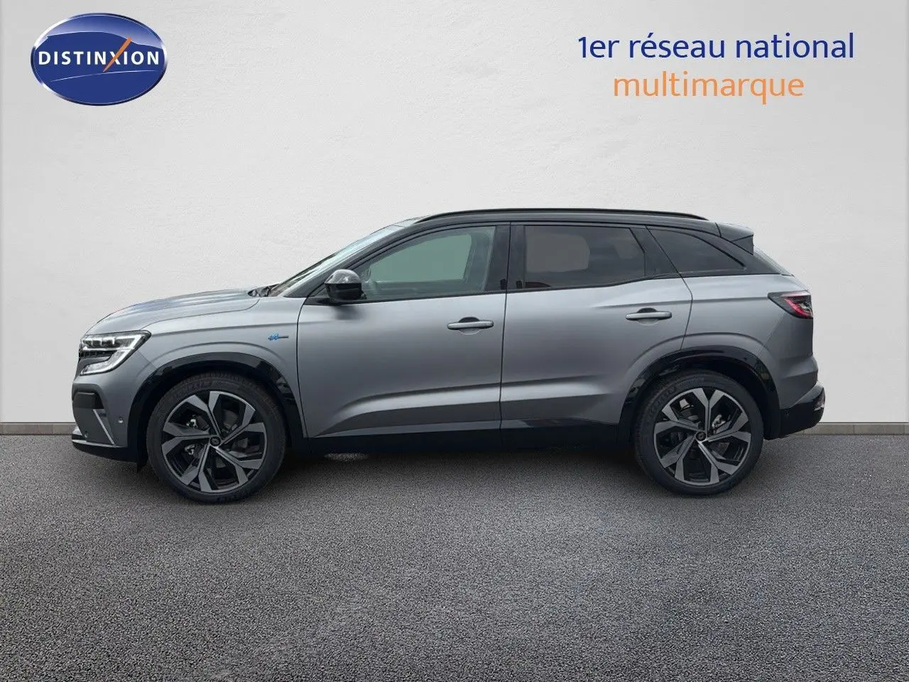 Profil côté gauche du Renault Austral 1.2 E-Tech 200 Techno Esprit Alpine en gris schiste satin mat avec jantes noires et toit noir.