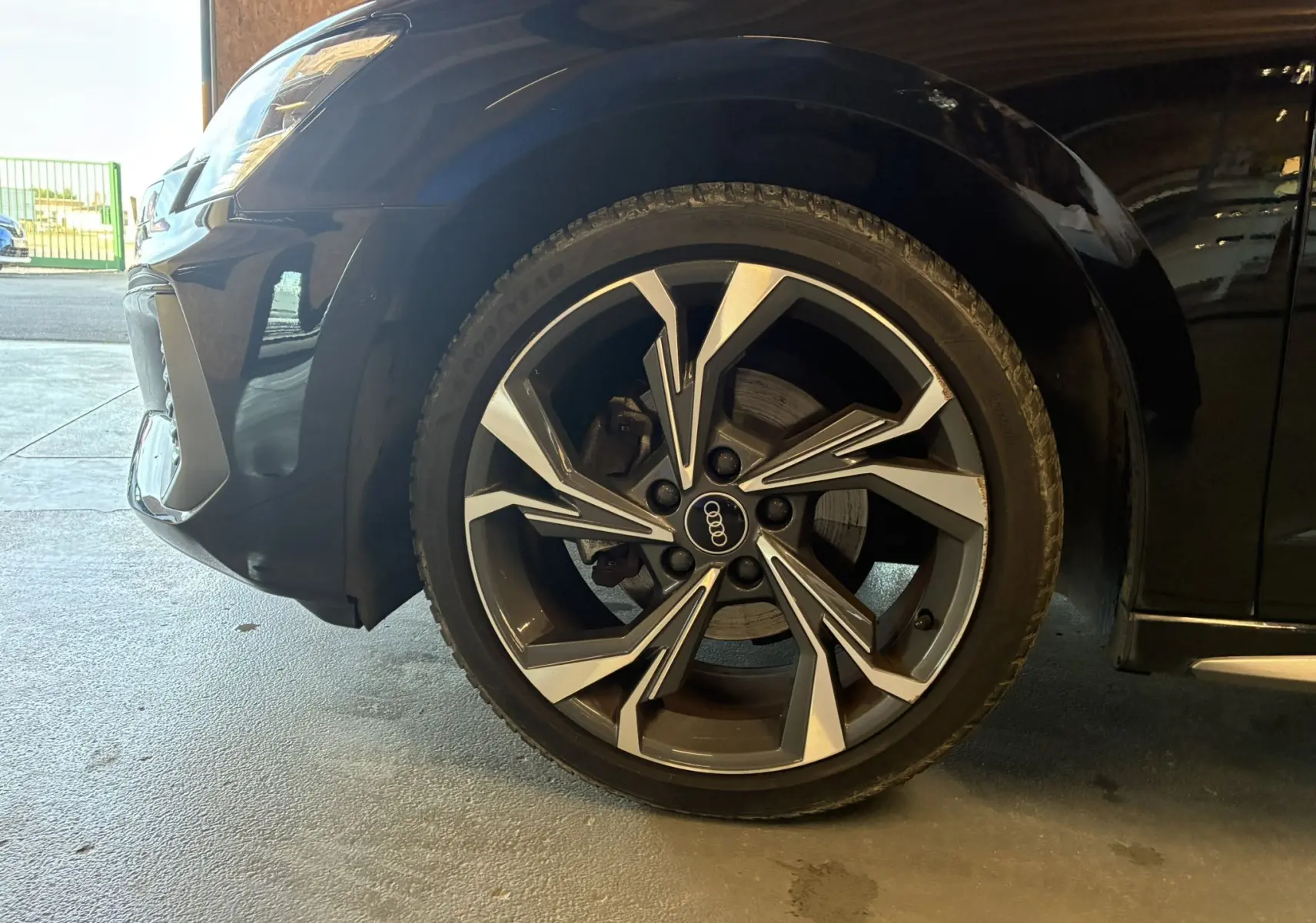Gros plan sur la roue avant gauche noire d'une Audi A3 Sportback 2022 avec jante alliage au design moderne.