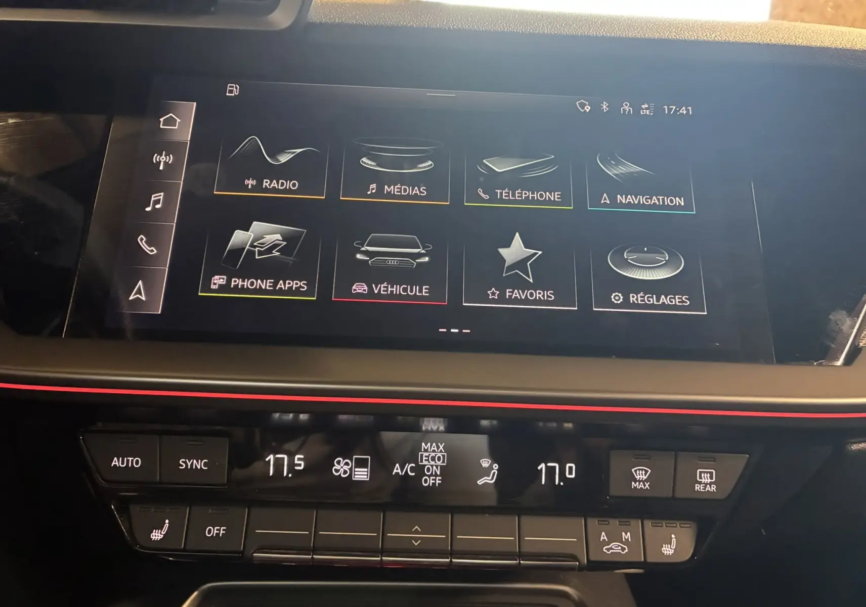 Écran tactile central et commandes climatisation de l'Audi A3 Sportback noir, vue rapprochée de l'habitacle.