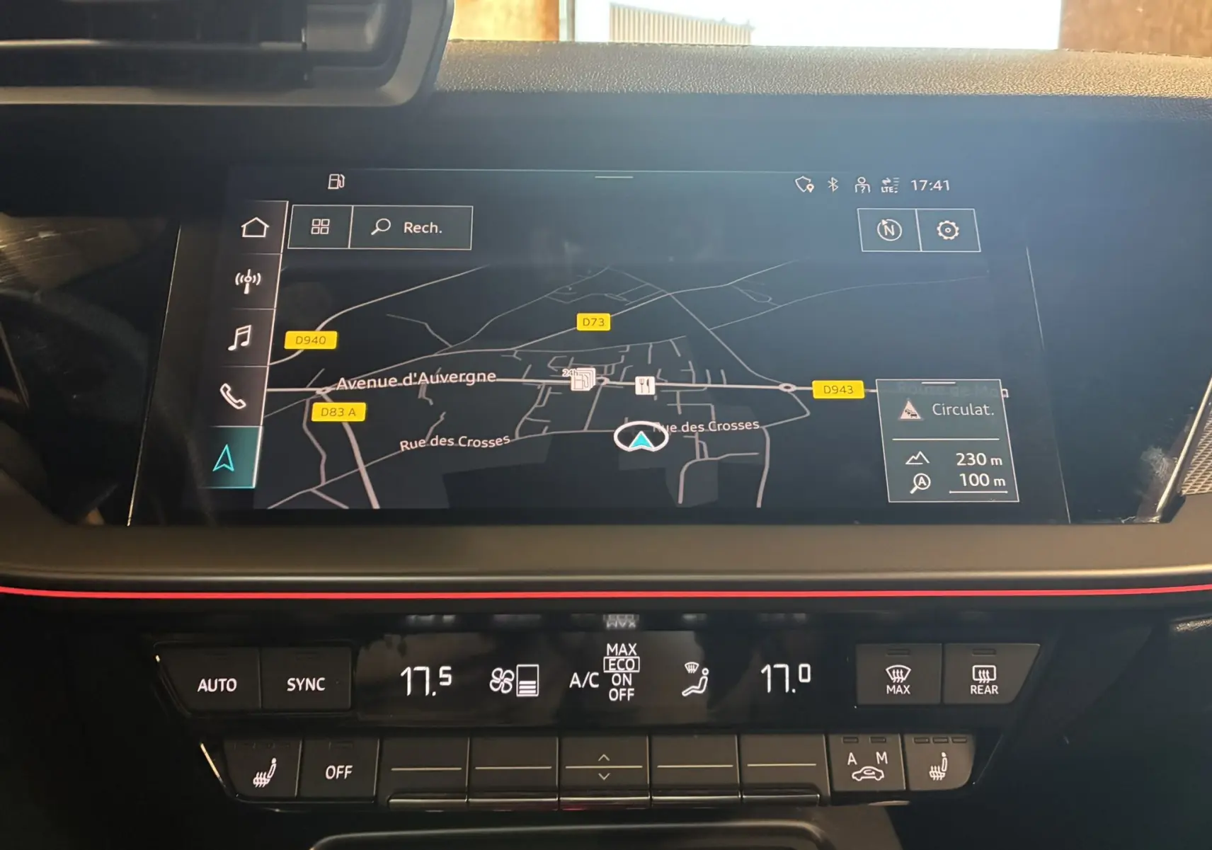 Écran tactile central affichant la navigation GPS et la climatisation digitale d'une Audi A3 Sportback noire de 2022.