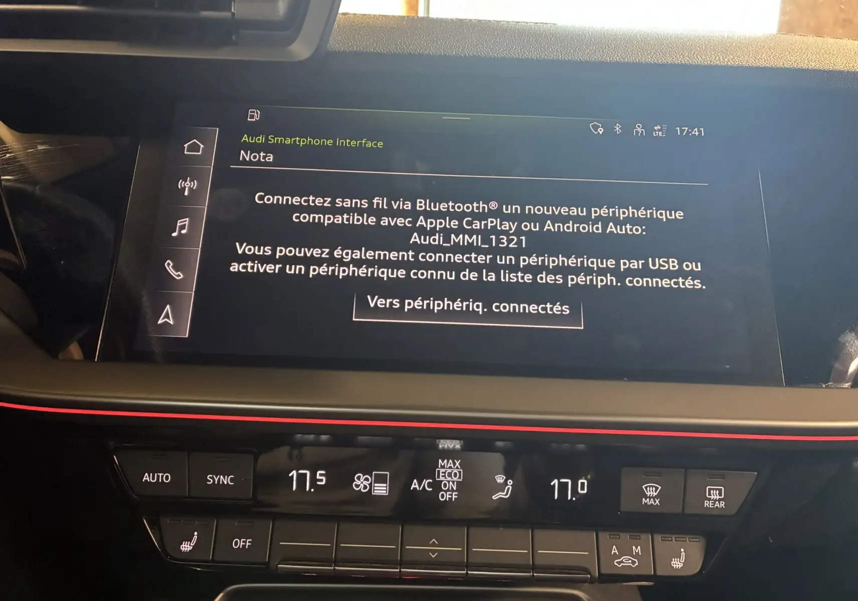 Écran central tactile de l'Audi A3 Sportback 2022 affichant l'interface smartphone avec commandes climatisation en dessous.