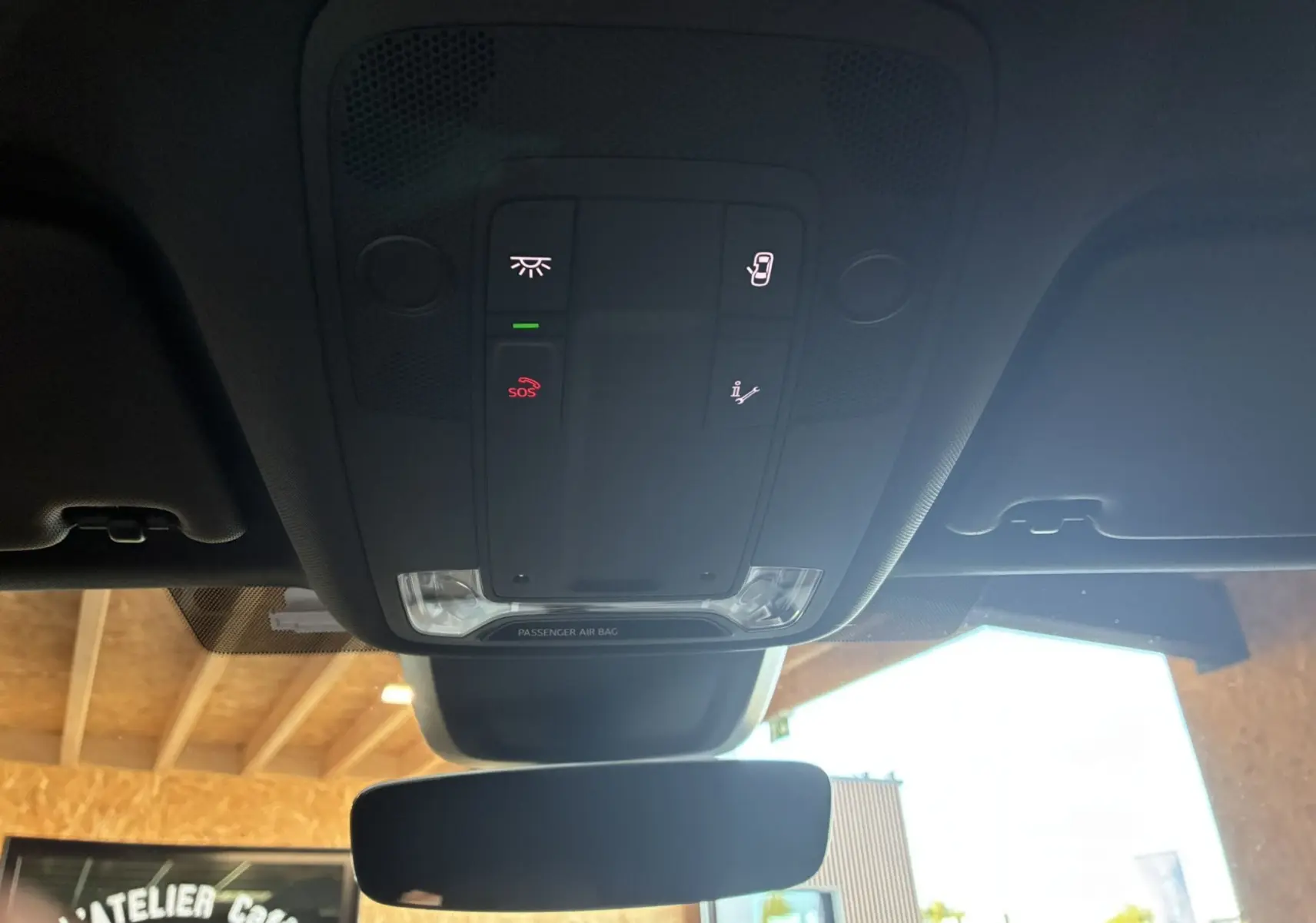 Vue intérieure du plafonnier avec commandes d'éclairage et bouton SOS de l'Audi A3 Sportback noire 2022.