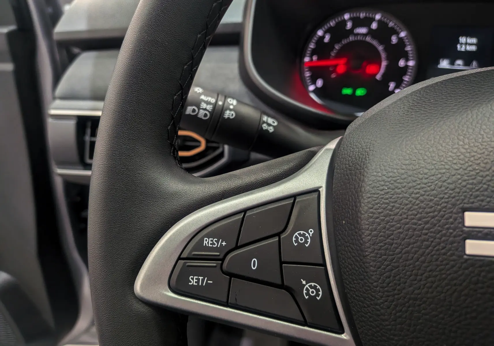 Gros plan sur le volant noir de la Dacia Sandero Stepway 2025, avec commandes de régulateur de vitesse visibles.